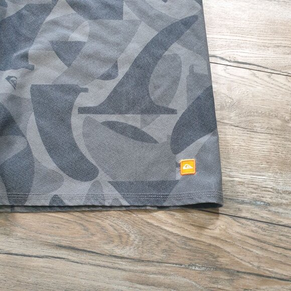 Quiksilver Men Gray Camo Board Shorts Size 36 Drawstring Pocket Swim Beach Surf - Picture 2 of 7